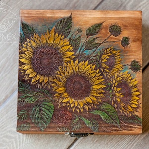 Houten vintage middelste zonnebloem sieradendoosje | aandenkendoos, doos voor kaarten | gegraveerde houten kist, dekkist | op maat gemaakte tarotdoos