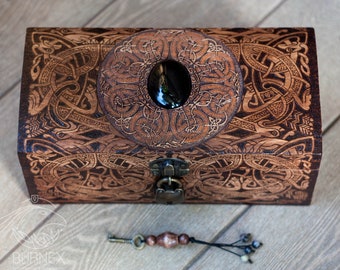 Portagioie in legno celtico vintage: baule artigianale personalizzato con pirografia