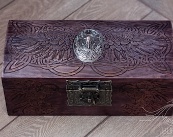 Scatola di legno con teschio di corvo celtico: portagioie con pirografia