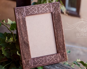 Cornice per foto in legno con ornamento celtico: incisa, finestra 16,5x11,5 cm
