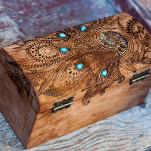Vintage Schmuckbox aus Holz individuelle Andenkendose mit Ammonit gravierte Holzkiste Bild 3