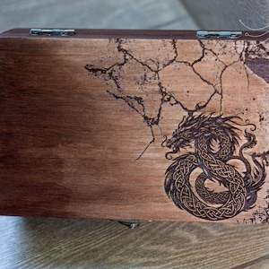 Boîte de tarot en bois gravée d'un dragon | Un minimum de fissures dans la conception du dragon celtique | boîte de tarot personnalisée | boîte de pont pour pyrogravure