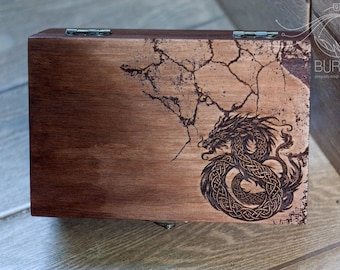 Scatola per tarocchi in legno incisa: Scatola per mazzo di tarocchi con pirografia del drago celtico