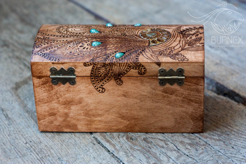 Vintage Schmuckbox aus Holz individuelle Andenkendose mit Ammonit gravierte Holzkiste Bild 6