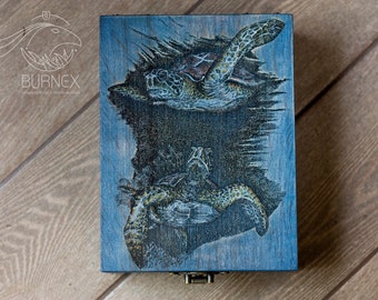 Boîte en bois tortue de mer gravée : souvenir de tarot personnalisé