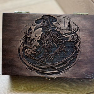 Pudełko z drewna w stylu Plague Doctor | gotyckie pudełko na tarota | pudełko na biżuterię vintage | pudełko na pamiątki