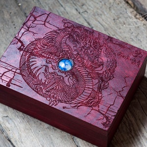 Caja de dragón Om / Caja de Tarot personalizada de madera / om mani padme hum / caja de recuerdos / caja de dragón