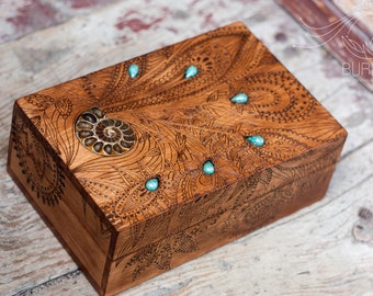 Scatola porta-tarocchi in legno: scatola ricordo con pirografia e ammonite