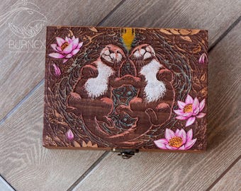 Scatola portagioie in legno con lontre incise e fiori di loto, ideale per custodire gioielli o come regalo di anniversario per la famiglia.