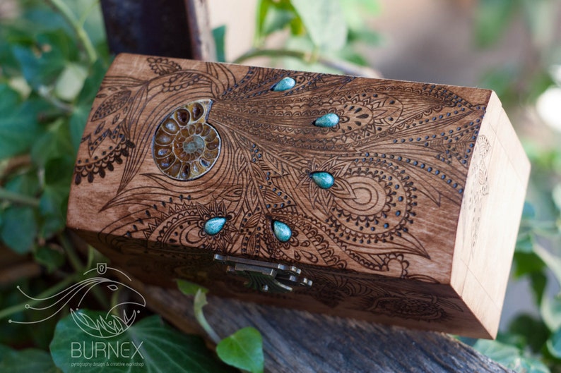 Vintage Schmuckbox aus Holz individuelle Andenkendose mit Ammonit gravierte Holzkiste Bild 7