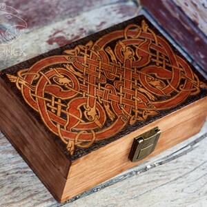 Houten aangepaste Tarotdoos | vintage sieradendoosje | souvenirdoosje | doosje voor kaarten | dekkist | gegraveerde houten doos