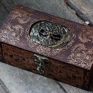 Scatola scudo vichingo / portagioie vintage realizzato in legno / cassapanca in legno / scatola celtica / scatola di legno incisa su misura / scatola dei ricordi