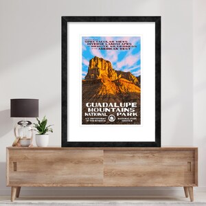 Póster estilo WPA del Parque Nacional de las Montañas de Guadalupe, arte turístico del pico de la montaña de Guadalupe, souvenir turístico de Texas, obra de arte con paisajes del suroeste