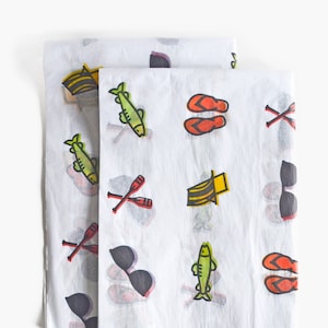 Peut inclure: Tissu blanc avec un motif répétitif d'illustrations colorées. Les illustrations comprennent des poissons, des lunettes de soleil, des tongs, des pagaies et un chapeau.