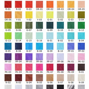 Puede incluir: Una carta de colores de 48 colores diferentes de papel de seda. Los colores est&aacute;n dispuestos en filas y columnas, y cada color est&aacute; etiquetado con un c&oacute;digo de letra y n&uacute;mero. Los colores incluyen rojo, naranja, amarillo, verde, azul, morado, rosa, marr&oacute;n, negro, blanco, plata y oro.