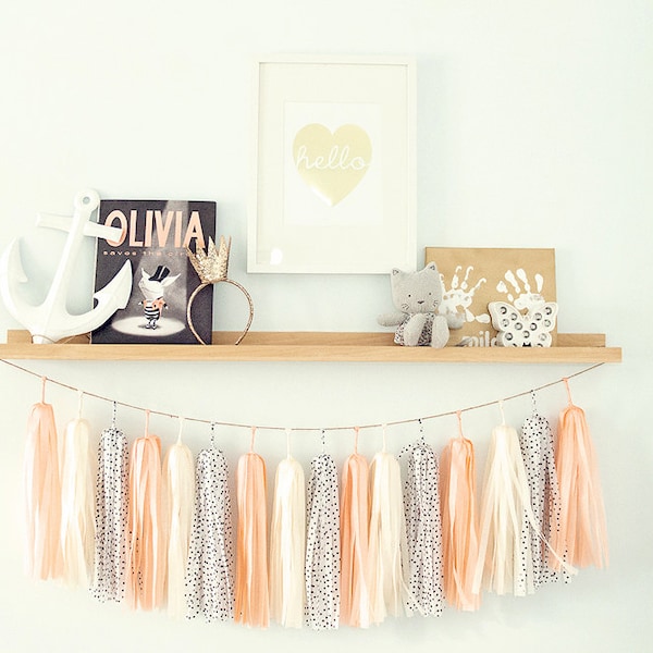 Guirnalda de borlas moderna color melocotón ruborizado, ensamblada, decoración para dormitorio de niña ruborizada, guardería de niña color melocotón, decoración colgante de pared para habitación de adolescente.
