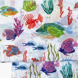 Papel de seda con diseño de peces marinos en acuarela, estampado bajo el mar, ideal para envolver regalos con temática de acuario, papel de regalo navideño, papel para fiestas y manualidades con peces.