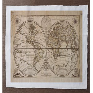 Può includere: Una mappa del mondo antica stampata su uno sfondo color crema. La mappa è intitolata "Planisphère, Carte Générale du Monde" e mostra i continenti del Nord America, del Sud America, dell'Europa, dell'Asia, dell'Africa e dell'Australia. La mappa è circondata da un bordo decorativo.