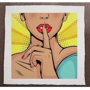Op de afbeelding: Een vrouw met rode lippen en rode nagellak houdt haar vinger op haar lippen, alsof ze wil zeggen "ssst". De achtergrond is geel met een radiaal patroon.