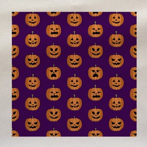 Puede incluir: Un patrón sin costuras de calabazas naranja en forma de jack-o'-lantern con diferentes expresiones faciales sobre un fondo morado.