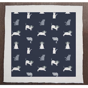 Puede incluir: Una tela azul marino con un patrón repetido de perros blancos y gatos grises. Los perros están en posición de carrera y los gatos están sentados en posición vertical.