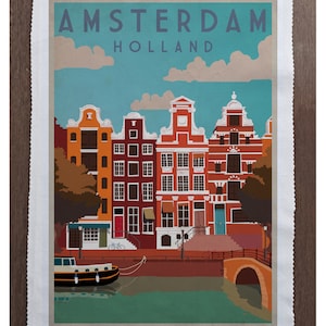 Puede incluir: Una ilustración de estilo vintage de Ámsterdam, Holanda. La imagen presenta un canal con un barco, un puente y casas holandesas tradicionales con fachadas de ladrillo rojo y techos a dos aguas.