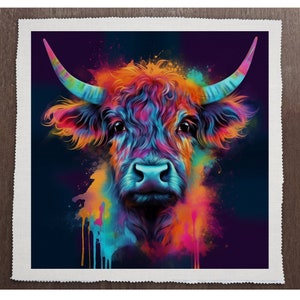 Pode incluir: Uma pintura abstrata colorida de uma vaca das terras altas com um esquema de cores azul, laranja e rosa. O rosto da vaca é o ponto focal da pintura, com seus chifres e olhos claramente visíveis. O fundo é azul escuro com respingos de cor.