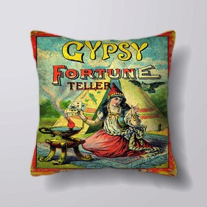 Op de afbeelding: Een vintage illustratie van een zigeuner-waarzegster met een kleurrijke tent en een kristallen bol. De tekst luidt "Gypsy Fortune Teller".