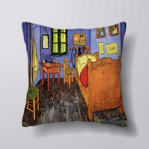 Könnte beinhalten: Ein Gemälde eines Schlafzimmers mit einem Holzbett, einem Stuhl, einem Tisch und einem Fenster. Die Wände sind hellblau und der Boden ist aus dunklem Holz. Das Gemälde ist im Stil von Vincent van Gogh.