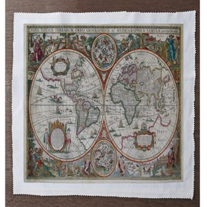 Op de afbeelding: Een vintage wereldkaartprint met een gedetailleerde illustratie van de continenten en oceanen. De kaart is omgeven door een decoratieve rand met figuren en symbolen. De tekst "NOVA TOTIUS TERRARUM ORBIS GEOGRAPHICA AC HYDROGRAPHICA TABULA" staat bovenaan de kaart gedrukt.