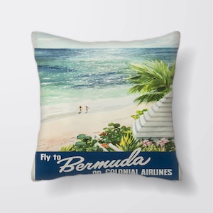 Puede incluir: Un cartel de viaje vintage con un edificio a rayas azules y blancas en una playa con un océano turquesa y palmeras. El texto dice "Fly to Bermuda on Colonial Airlines".