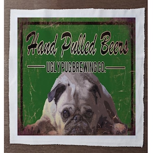 Könnte beinhalten: Ein grünes Schild im Vintage-Stil mit dem Text "Hand Pulled Beers - UGLY PUG BREWING CO." Ein Mops mit traurigem Gesichtsausdruck liegt auf dem Schild.