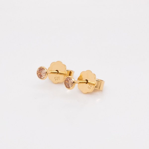 TARA - stud earrings with a champagne-colored stone in silver, gold, rose gold