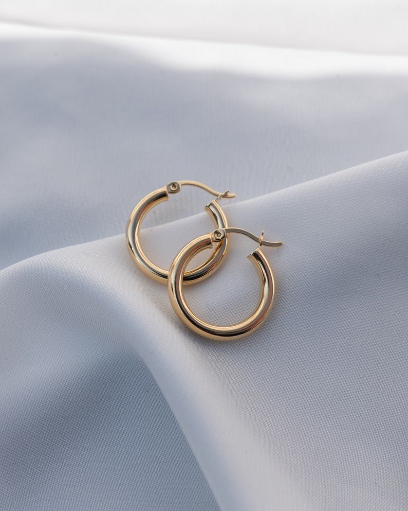 BLANCA MIDI Wide hoop earrings 20 mm in gold, silver or rose gold Gelb vergoldet 24 k