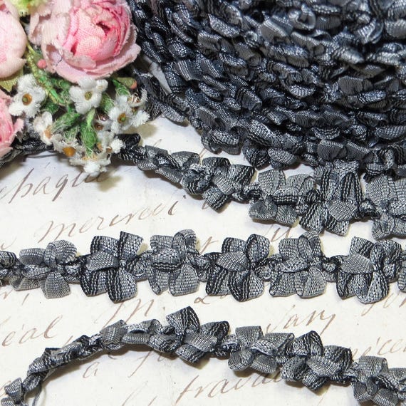 1y VTG 1//2/" FRENCH BLK WHITE DAISY FLOWER ROCOCO RIBBON TRIM DOLL DRESS ROSETTE