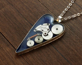 Ciondolo cuore Steampunk blu, collana cuore Steampunk argento, ciondolo cuore, collana cuore, pendente parti orologio, collana parti orologio