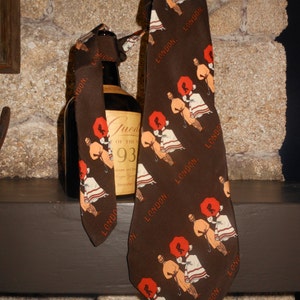 70s Burdines 22 East LONDON FASHION Print NECKTIE Cravatte Super Wide 5&quot; Brown Gay 90s 1890 1900s Fin de Siecle Dandy Gent Britain Bespoke