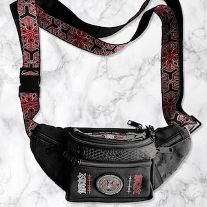 PROTÉGÉ PAR INTENTION • Noir/Rouge/Argent réfléchissant • Sac banane/sac poitrine / Sacs pour homme / Sacs pour femme / Sacs unisexe / Petit sac à bandoulière