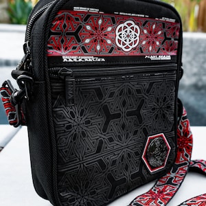 PROTÉGÉ PAR INTENT • Impression double face / réfléchissante • Sac à bandoulière / Sacs pour hommes / Sacs pour femmes / Sacs unisexes / Petit sac à bandoulière