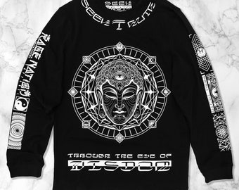 Può includere: Maglietta a maniche lunghe nera con una grafica bianca di un viso di Buddha circondato da forme geometriche. Il testo "Through the Eye of Wisdom" è stampato sotto la grafica. Le maniche hanno testo bianco che dice "Rage Nation" e "See The Future".
