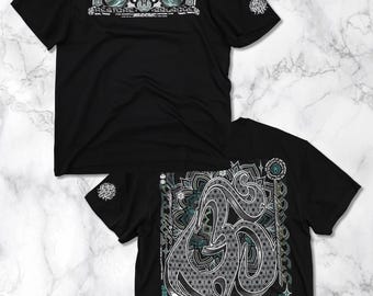 Può includere: Due t-shirt nere con un design grafico bianco. La prima t-shirt ha la parola "CYCLUS" in un font stilizzato con un motivo geometrico. La seconda t-shirt ha una grande grafica stilizzata "3D" con un motivo a mandala.