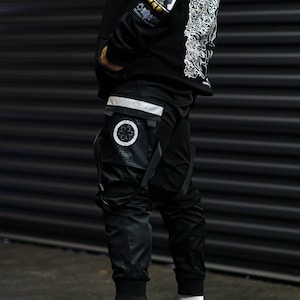 TH3 M3SSAG3 • DESIGN 001 • Taktische Jogger // Jogger mit Tasche // Streetwear Kleidung // Festivals ganzjährig / Jogger mit Trägern