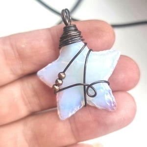 Sterketting, mooie hanger met opalietsteen, met koperdraad gewikkelde sieraden verjaardagscadeaus voor haar, voor hem.