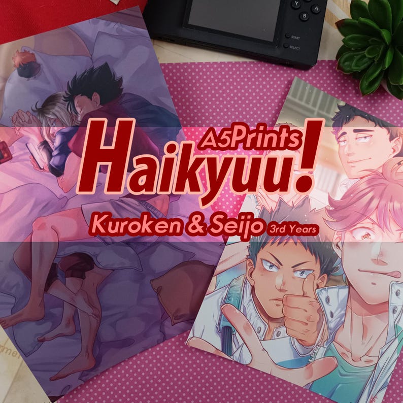 K&ouml;nnte beinhalten: Anime-Kunstdrucke mit Charakteren aus "Haikyuu!". Die Drucke zeigen verschiedene Charaktere in unterschiedlichen Posen und Umgebungen, mit dem Titel "Haikyuu!". Die Drucke befinden sich auf einer rosa Oberfl&auml;che.