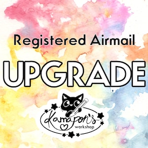 Puede incluir: Un fondo de acuarela colorido con el texto "Registered Airmail Upgrade" en negro. Una ilustración en blanco y negro de un gato con un lápiz en la boca se encuentra en el centro inferior de la imagen. El gato está dentro de un círculo con el texto "Kamapon's Workshop" en una fuente estilizada.