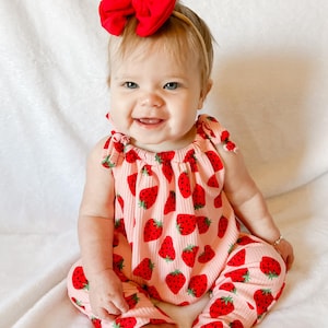 Bébé fille, barboteuse combishort aux fraises, prête à être expédiée, tenue de printemps, tenue d'été, plusieurs saisons, tenue de retour à la maison pour bébé, réglable