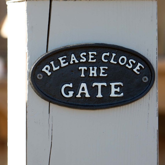 PLEASE CLOSE THE GATE Sign Outdoor Garden Signs with Screws Black Waterproof 