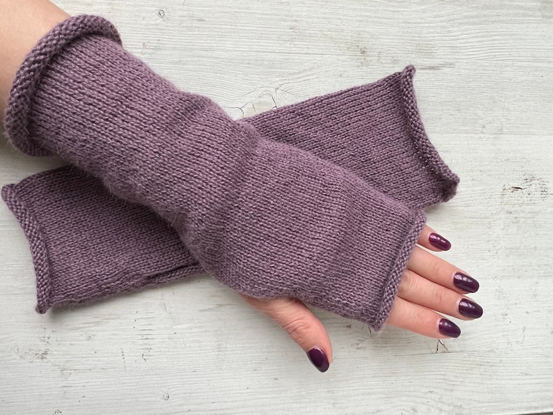 Gants en laine dalpaga tricotés, chauffe-bras en alpaga pur, chauffe-poignets tricotés, mitaines, gants tricotés, Gestrickte Armstulpen, gants tricotés pour femmes Mauve