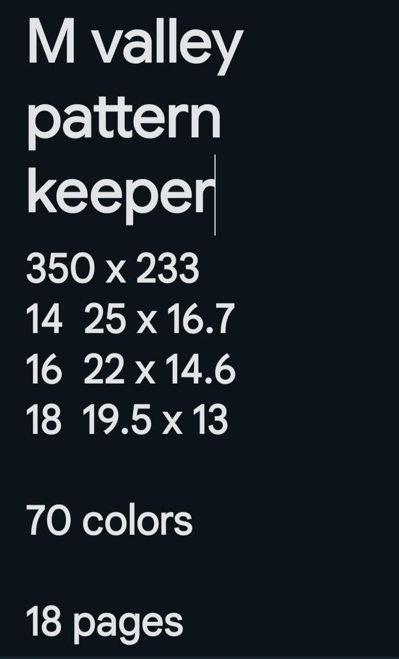 Op de afbeelding: Een zwart-wit afbeelding met de tekst "M valley pattern keeper" en details over het patroon, inclusief de grootte, het aantal kleuren en de pagina's. Het patroon is 350 x 233 cm groot, heeft 70 kleuren en omvat 18 pagina's.