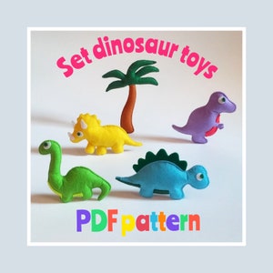 Può includere: Un set di cinque giocattoli di dinosauro in feltro, tra cui un dinosauro verde, un dinosauro giallo, un dinosauro blu, un dinosauro viola e una palma. Il testo "Set dinosaur toys PDF pattern" è stampato sotto i giocattoli.